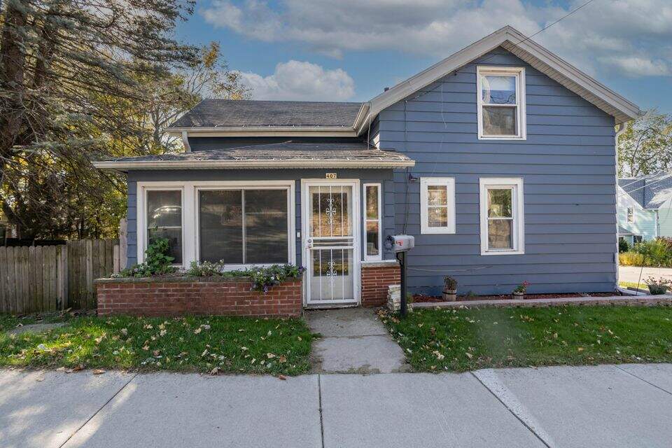 407 Union St, Hartford, WI 53027 MLS 1818684 properties SE Wisconsin