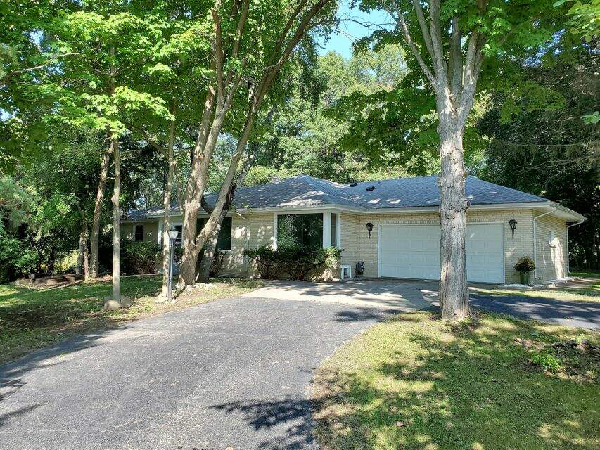 3300 98th Pl, Pleasant Prairie, WI 53158 MLS 1820751 properties