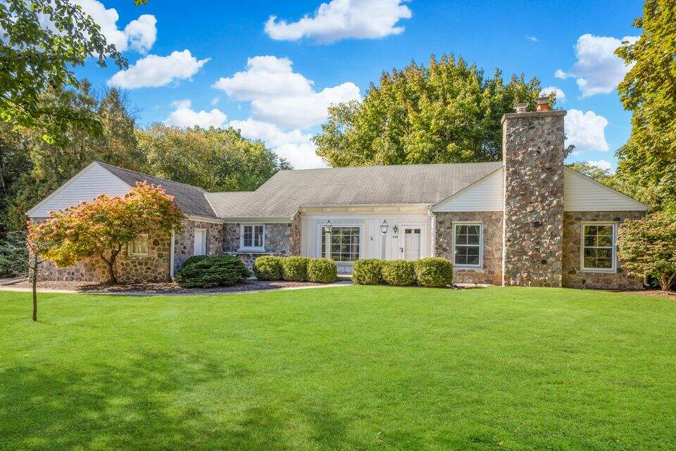 6551 N River Rd, Glendale, WI 53217 MLS 1821064 properties SE