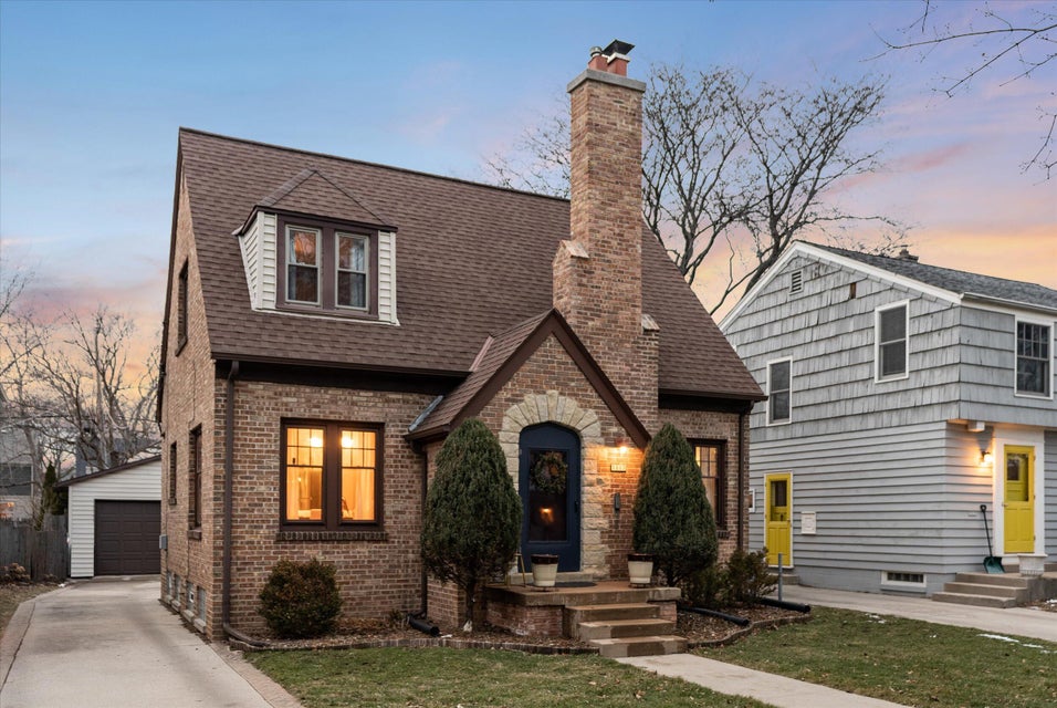 5115 N Berkeley Blvd, Whitefish Bay, WI 53217 MLS 1822357