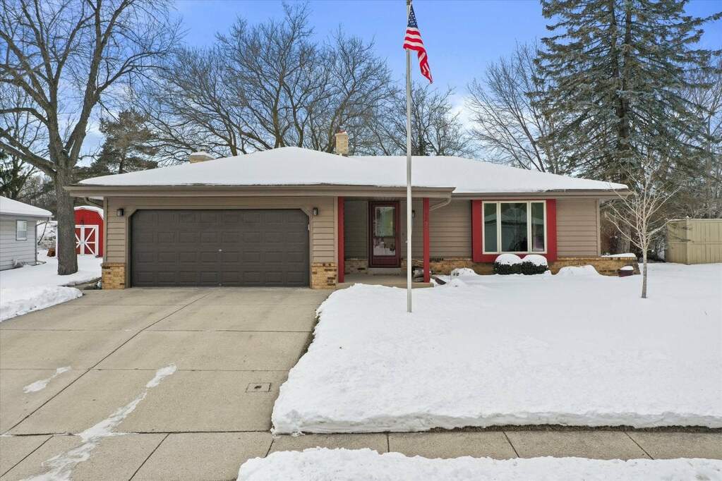 1233 River Park Cir W, Mukwonago, WI 53149 MLS 1824039 properties