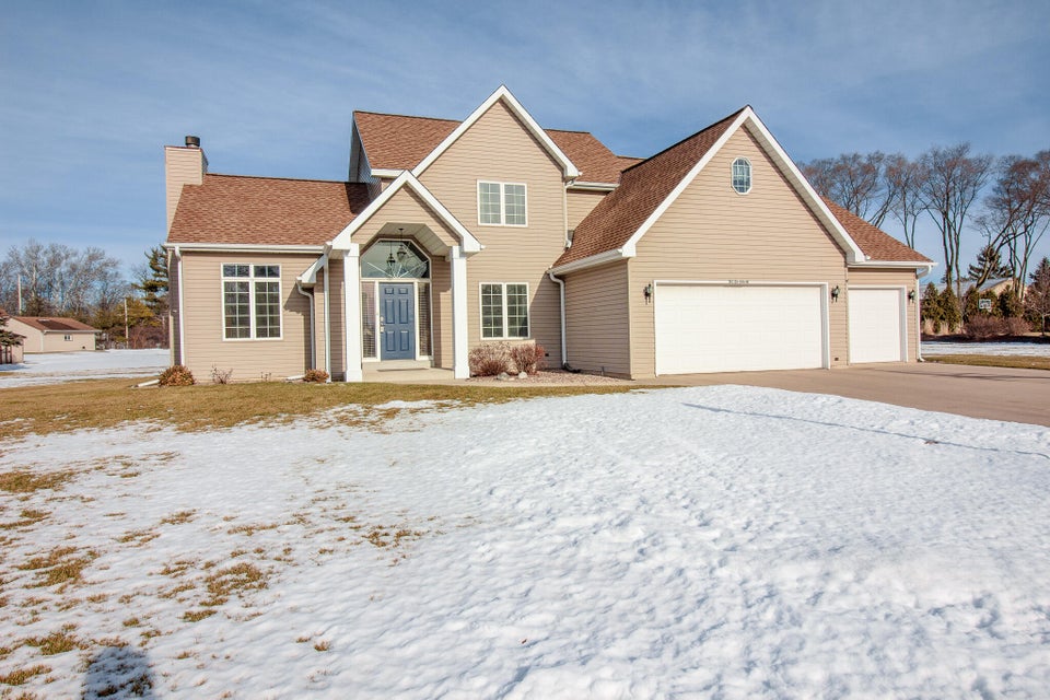 S77W15514 Foxtail Cir, Muskego, WI 53150 MLS 1824344 properties