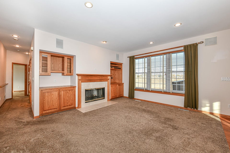 2580 N Sterling Cir, East Troy, WI 53120 MLS 1824834 properties