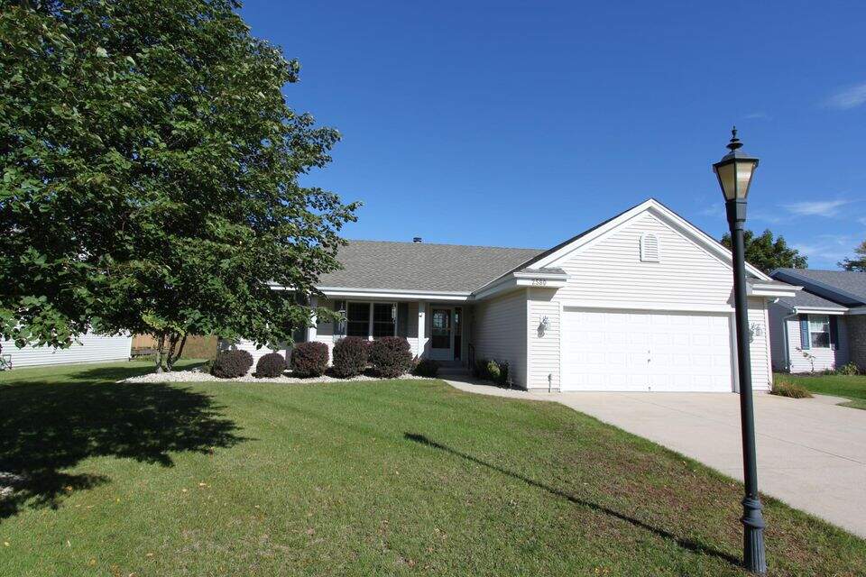 2580 N Sterling Cir, East Troy, WI 53120 | MLS# 1824834 | @properties