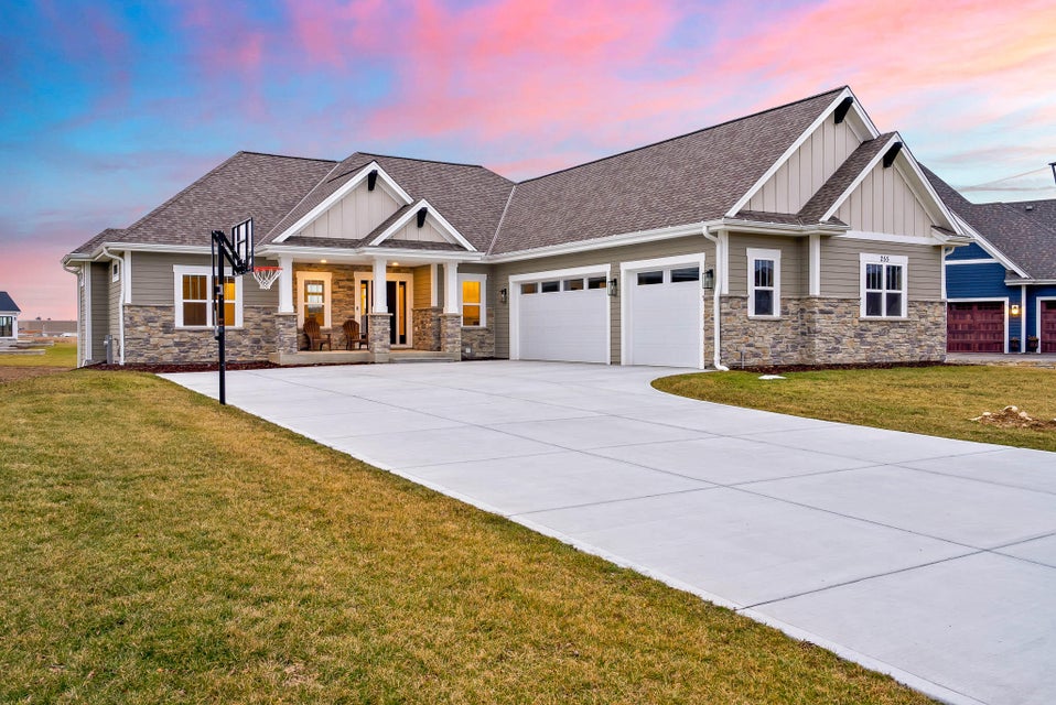 255 Four Winds Ct, Hartland, WI 53029 MLS 1824888 properties SE