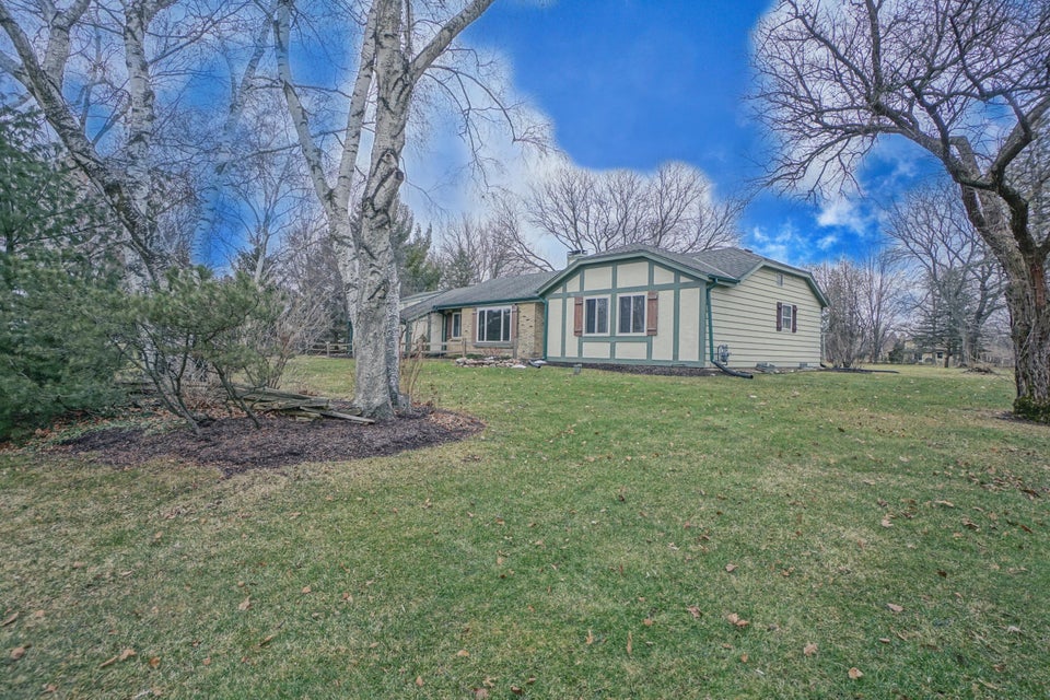 S44W25383 Red Oak Dr, Waukesha, WI 53189 MLS 1824970 properties