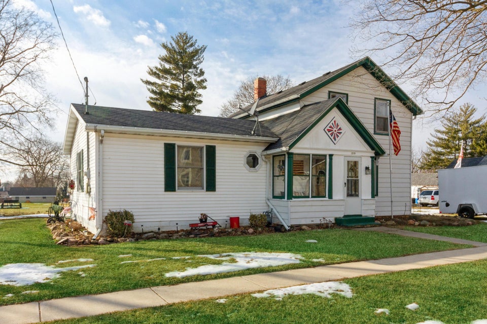 219 Walworth St, Sharon, WI 53585 MLS 1825267 properties SE Wisconsin