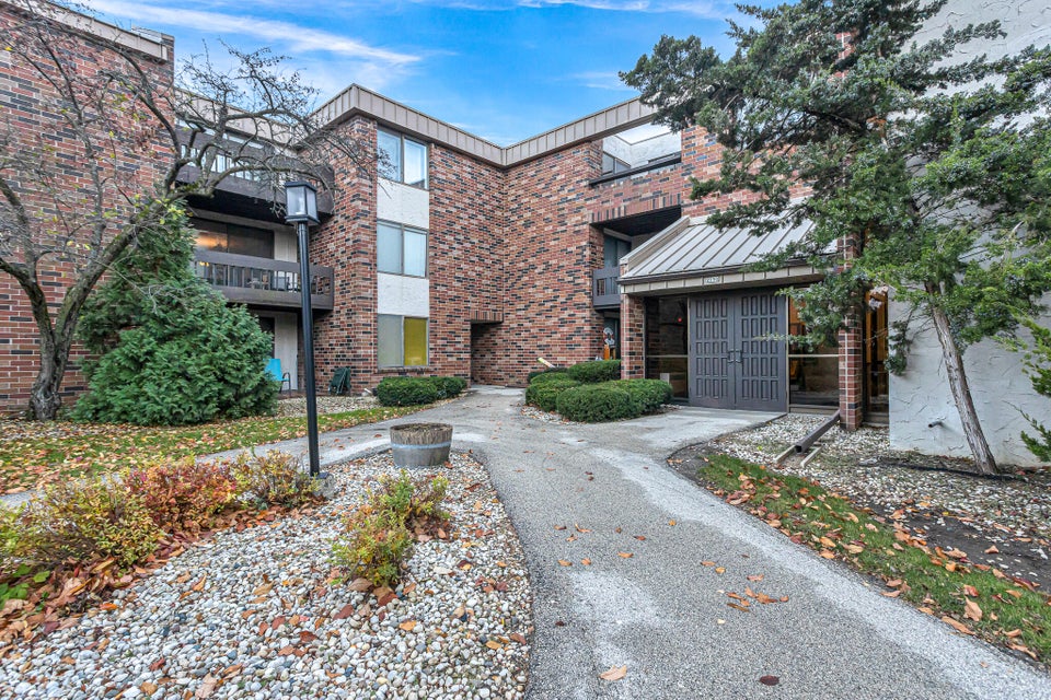 2150 W Good Hope Rd 207, Glendale, WI 53209 MLS 1825482 properties SE Wisconsin