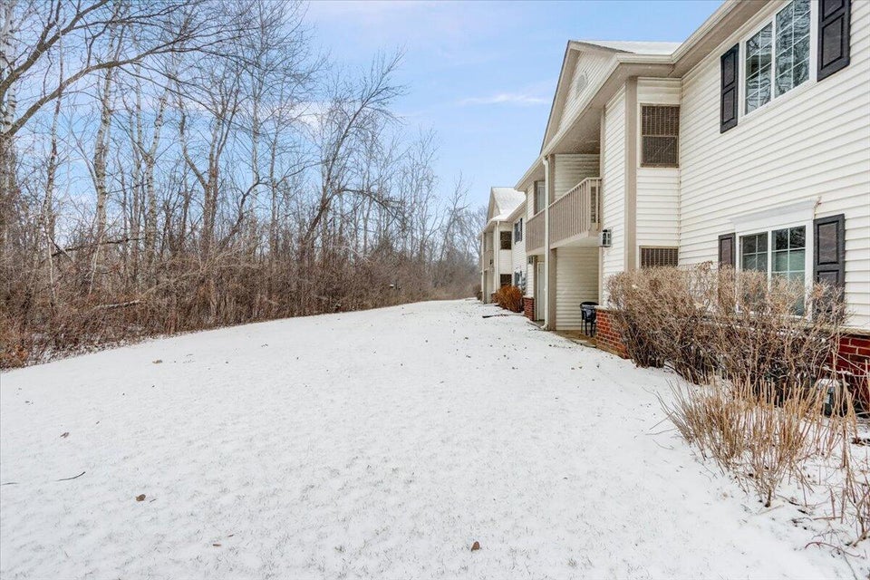 584 Pewaukee Rd B, Pewaukee, WI 53072 MLS 1825655 properties SE