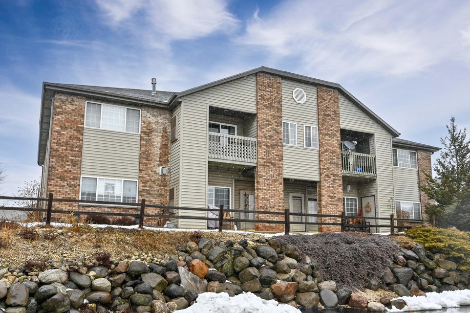 W169S7609 Gregory Dr E, Muskego, WI 53150 MLS 1825875 properties