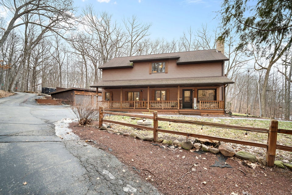 3712 Paradise Dr, West Bend, WI 53095 MLS 1827468 properties SE