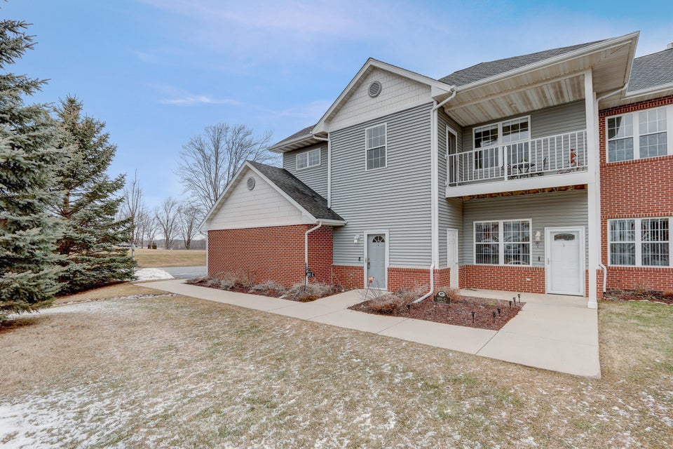 691 W Dekora St G, Saukville, WI 53080 MLS 1828347 properties SE