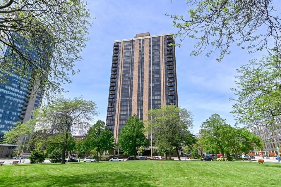 929 N Astor St 907, Milwaukee, WI 53202 MLS 1828680 properties