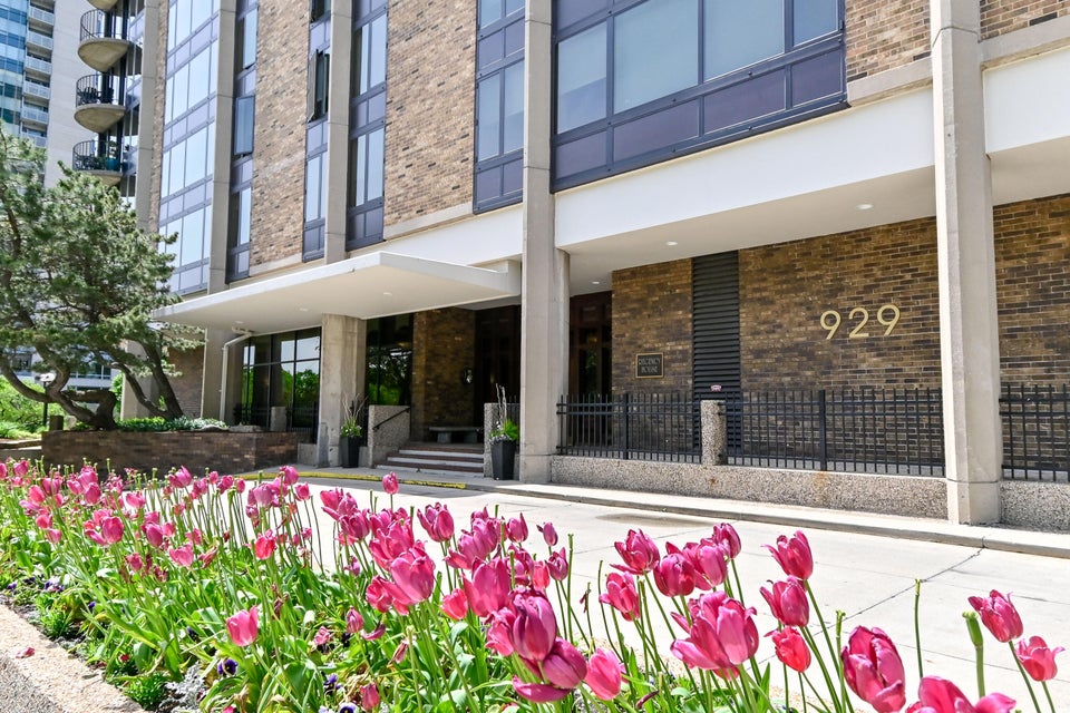 929 N Astor St 907, Milwaukee, WI 53202 MLS 1828680 properties