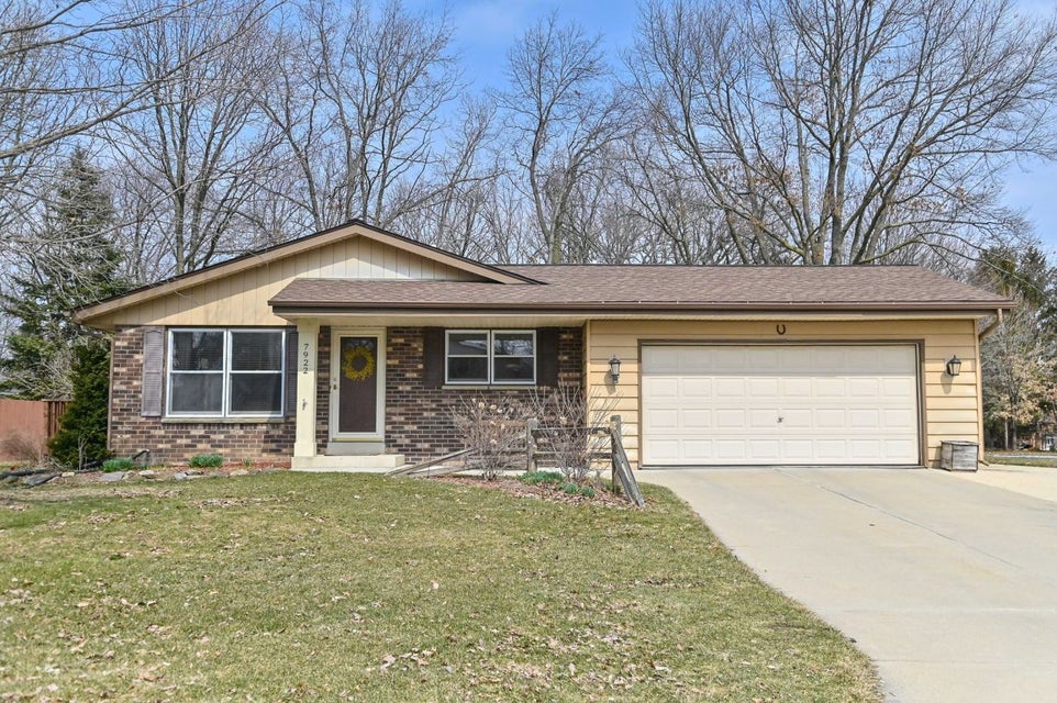7922 W Cascade Dr, Franklin, WI 53132 MLS 1829295 properties SE