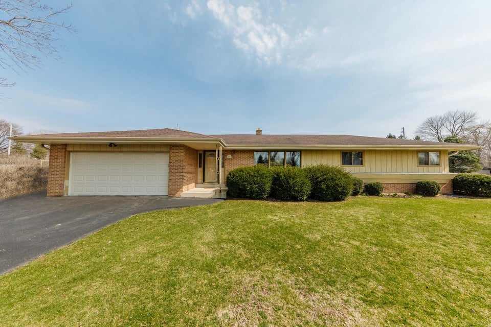 W227N3966 Lone Tree Ln, Pewaukee, WI 53072 MLS 1830338 properties