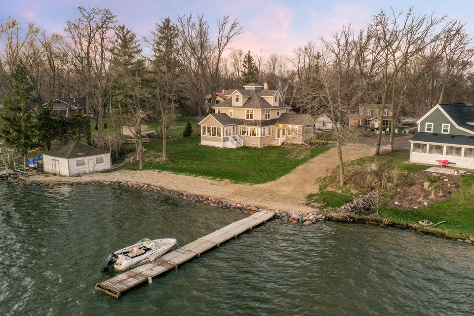 W200S10707 E Shore Dr, Muskego, WI 53150 MLS 1831306 properties