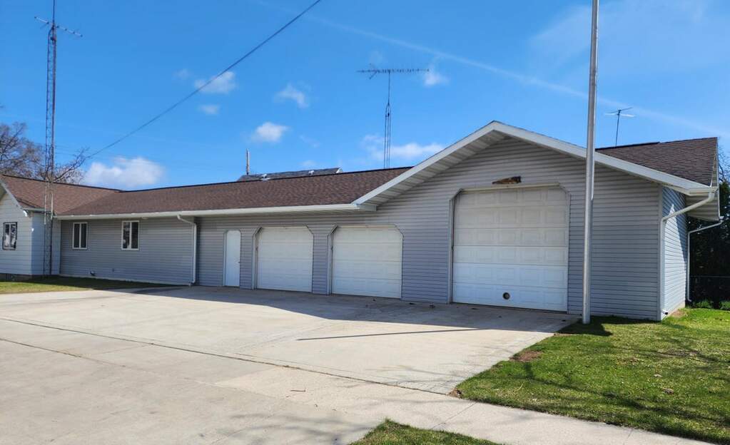 1021 Green St, Manitowoc, WI 54220 MLS 1831799 properties SE