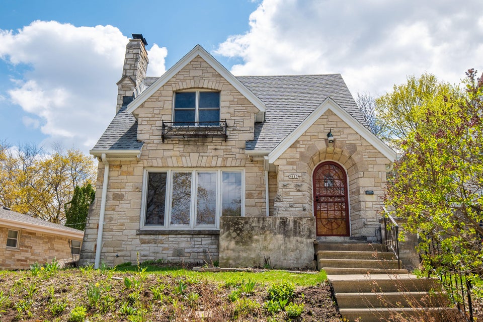 5815 W Valley Dr, Milwaukee, WI 53213 MLS 1831850