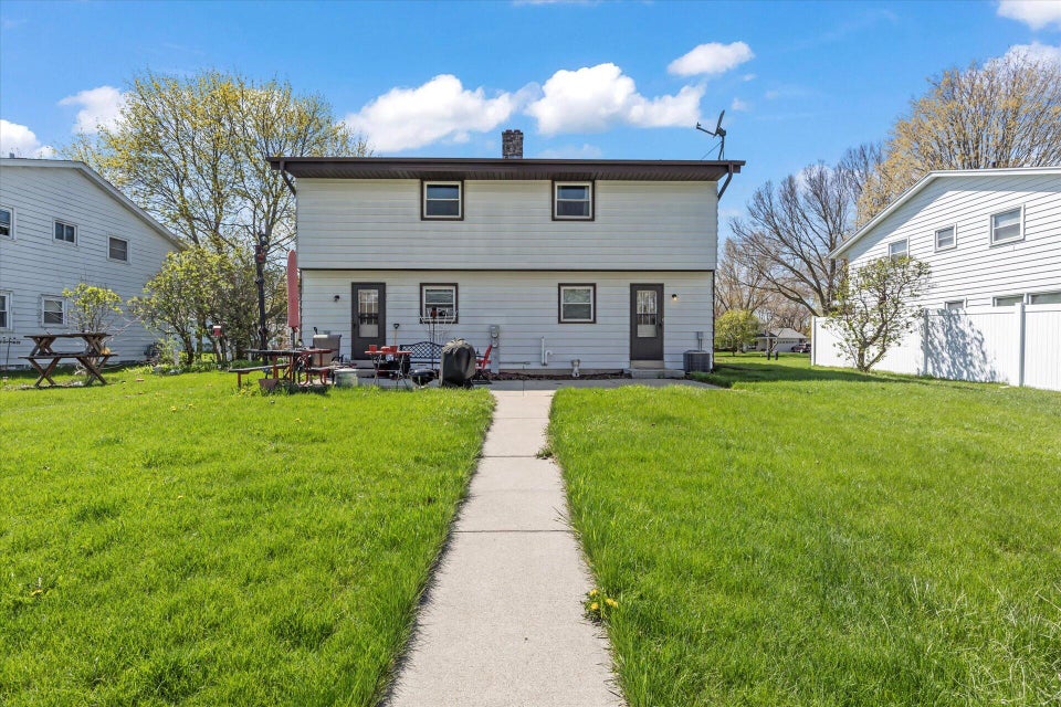 1849 Oakdale Dr 1851, Waukesha, WI 53189 MLS 1833081 properties