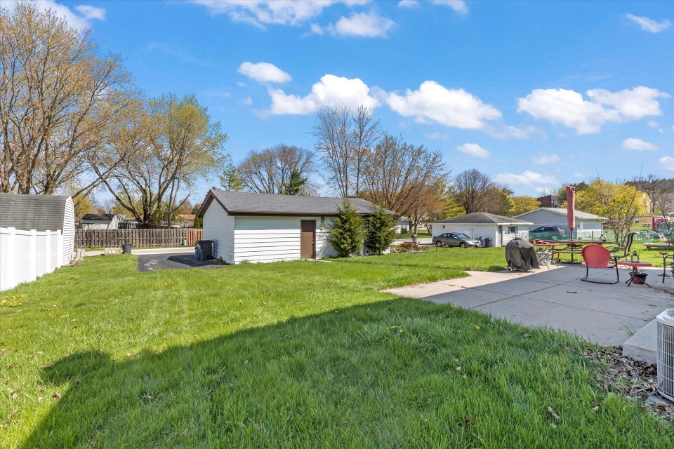 1849 Oakdale Dr 1851, Waukesha, WI 53189 MLS 1833081 properties