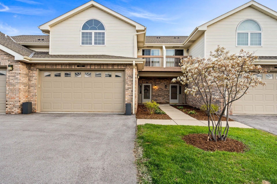 9227 S 51st St 204, Franklin, WI 53132 MLS 1833135 properties SE