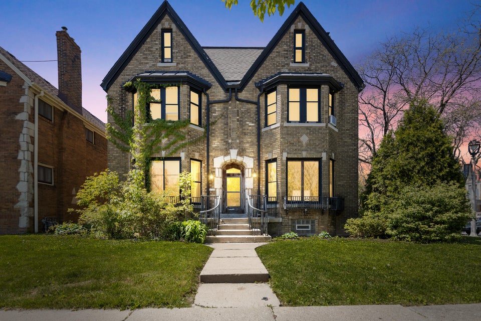 2705 E Bradford Ave, Milwaukee, WI 53211 MLS 1833166 properties