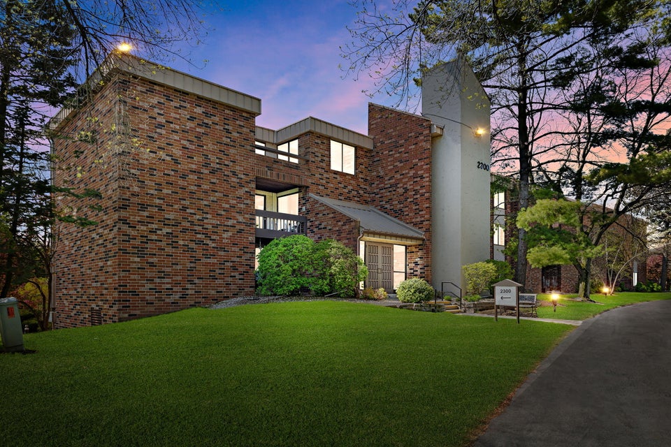 2300 W Good Hope Rd 243, Glendale, WI 53209 MLS 1833690 properties SE Wisconsin