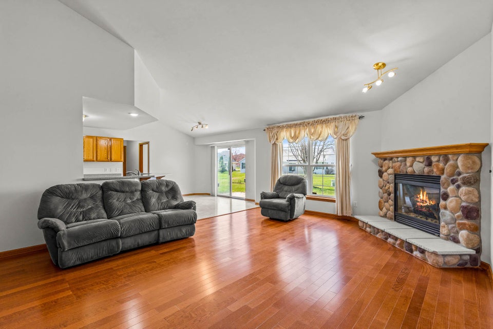 1156 Hummingbird Way, Oconomowoc, WI 53066 MLS 1833695 properties