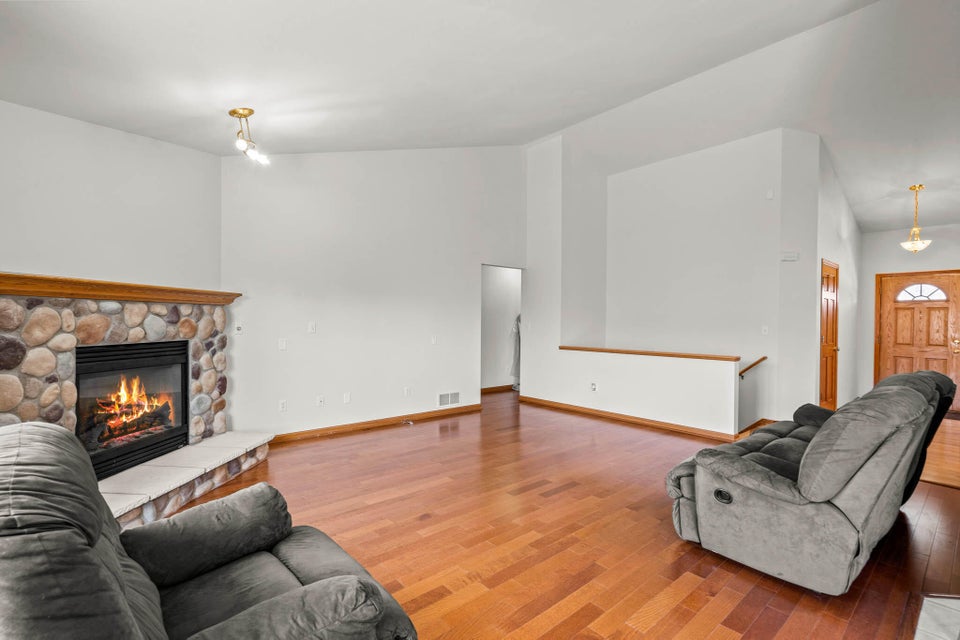 1156 Hummingbird Way, Oconomowoc, WI 53066 MLS 1833695 properties