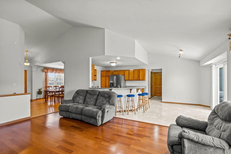 1156 Hummingbird Way, Oconomowoc, WI 53066 MLS 1833695 properties