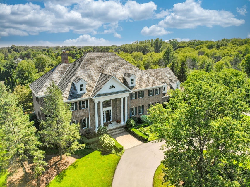 10425 W Hawthorne Rd, Mequon, WI 53097 MLS 1833737 properties SE