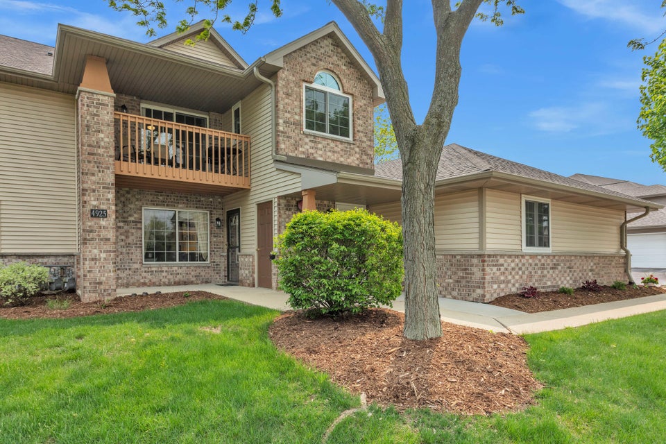 4921 W Maple Leaf Cir, Greenfield, WI 53220 MLS 1834280