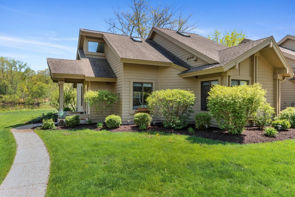 935 Duck Pond Rd, Fontana, WI 53125 MLS 1834816 properties SE