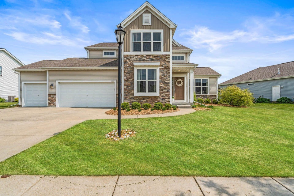 1105 Pine Ridge Ct, Oconomowoc, WI 53066 MLS 1835179 properties SE Wisconsin