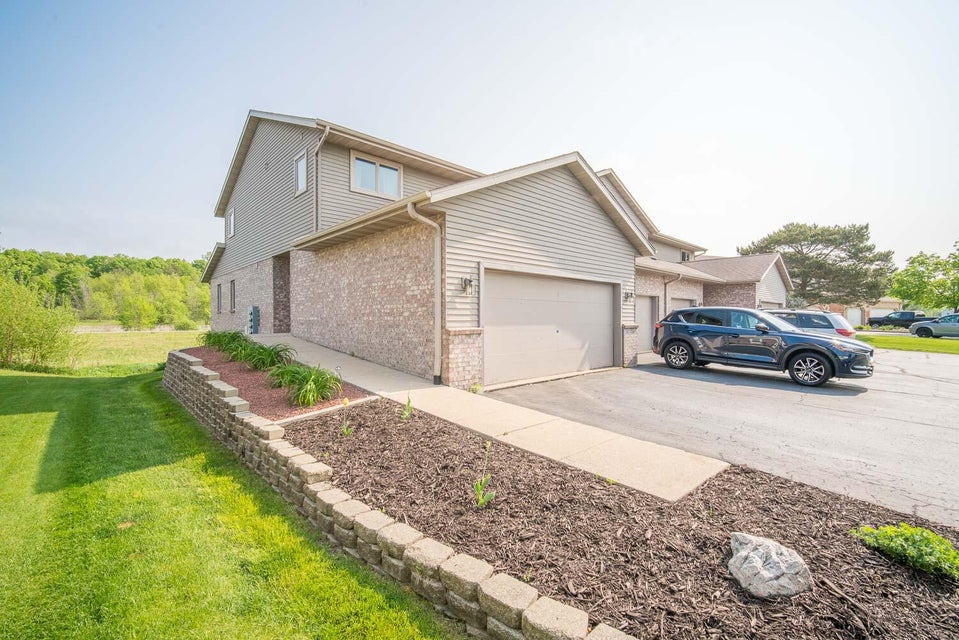 332 Scenic Ct 1, Slinger, WI 53086 MLS 1835673 properties SE