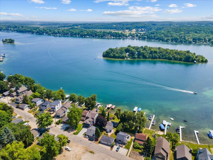 5724 W Lake Dr, West Bend, WI 53095 MLS 1836098 properties SE