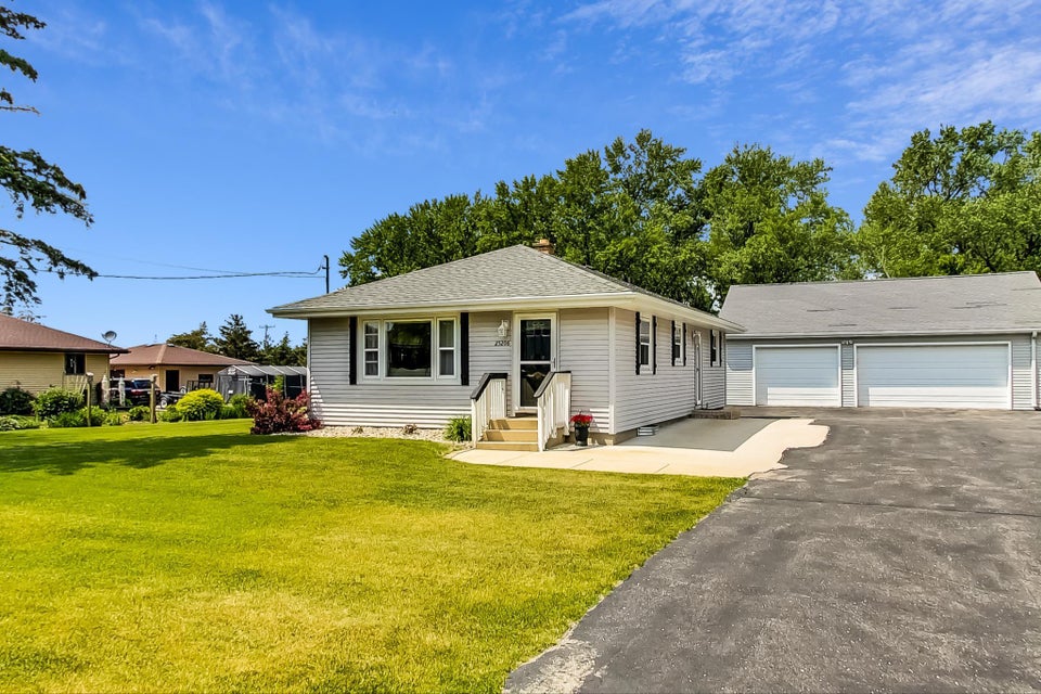 25206 Kickapoo Dr, Kansasville, WI 53139 MLS 1836738 properties