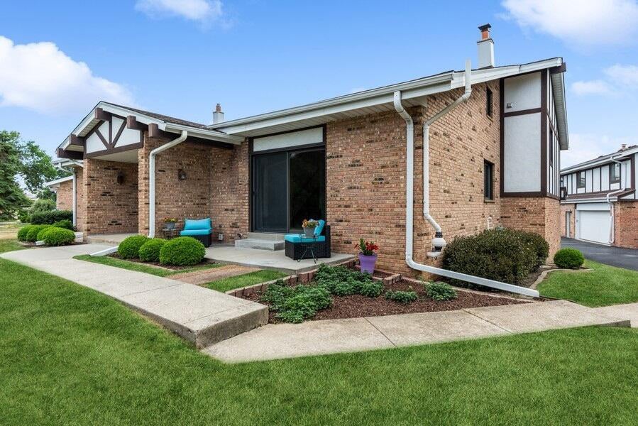 W54N107 Mckinley Ct, Cedarburg, WI 53012 MLS 1840680 properties