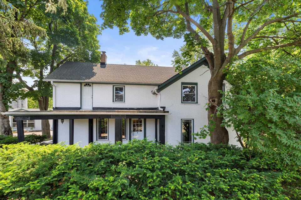 N34W22155 Capitol Dr, Pewaukee, WI 53072 MLS 1842409 properties