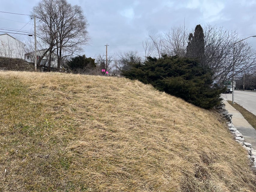 1234 E Moreland Blvd, Waukesha, WI 53186 MLS 1847965 properties SE Wisconsin