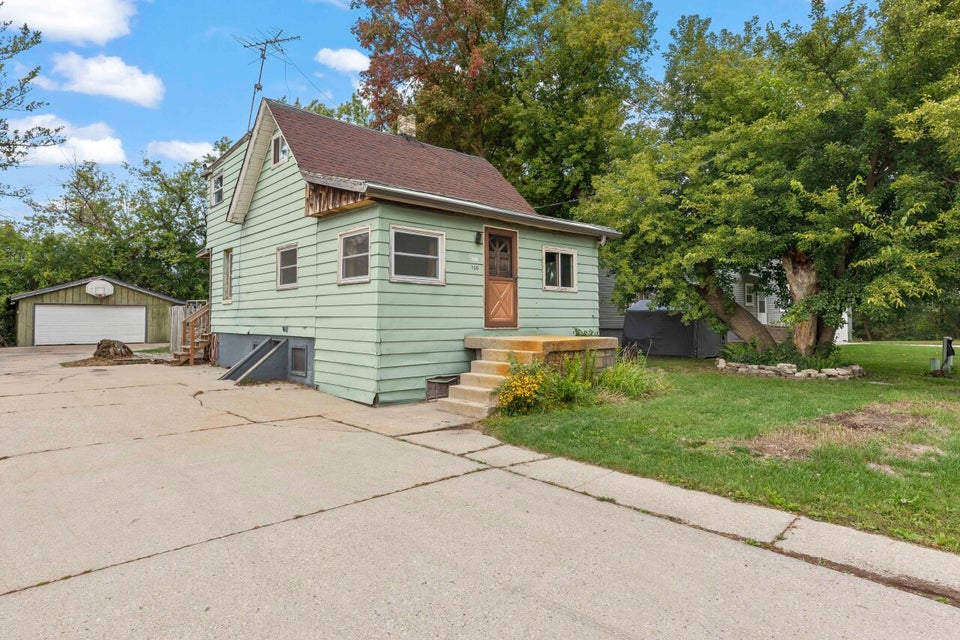 130 Sheldon Ave, Oconomowoc, WI 53066 MLS 1851100 properties SE
