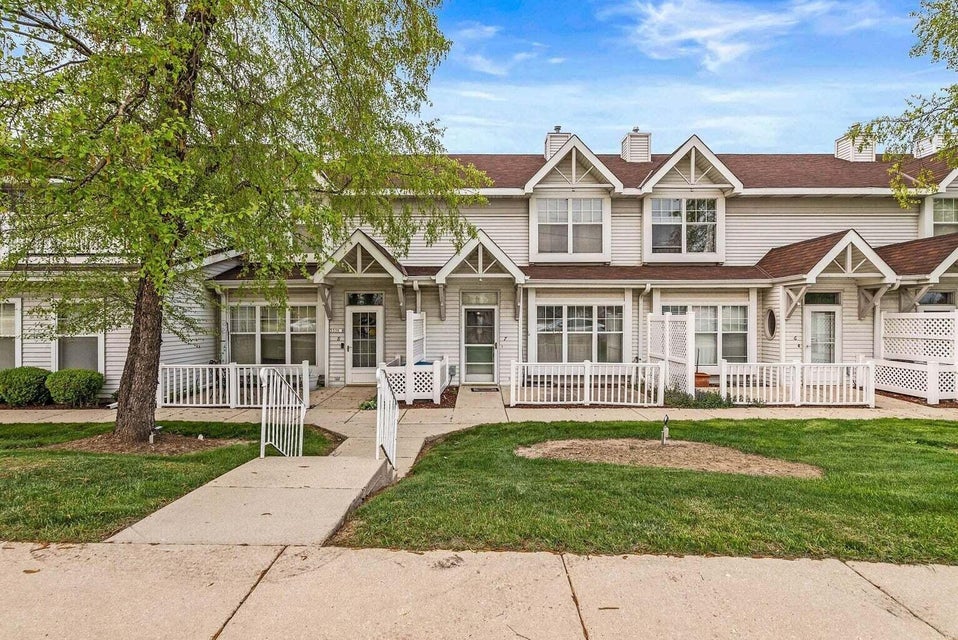 3330 E College Ave 7, Cudahy, WI 53110 MLS 1855065 properties SE