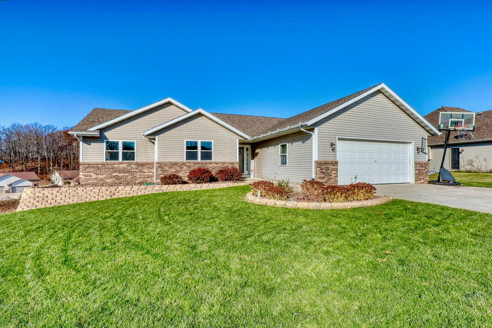 185 Glacial Dr, Slinger, WI 53086 MLS 1857686 properties SE Wisconsin