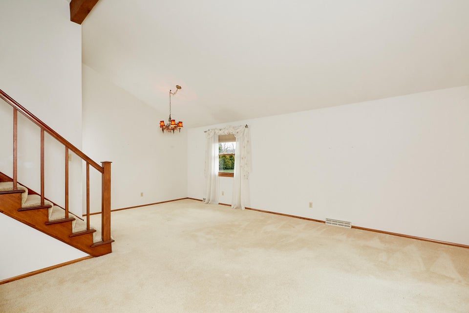 W220N2786 Maplewood Ln, Waukesha, WI 53186 MLS 1858534 properties