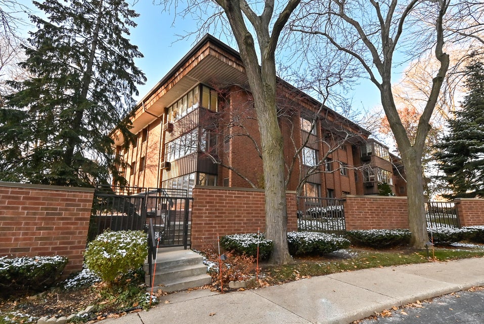 1219 N Jackson St 107, Milwaukee, WI 53202 MLS 1858731