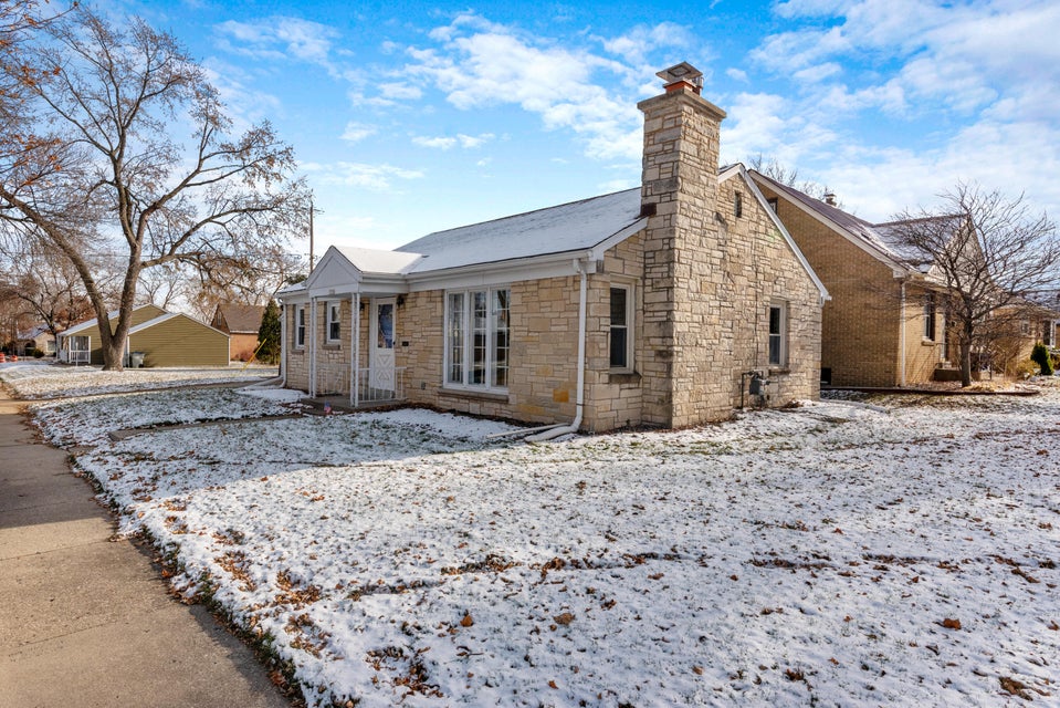 3735 W Lakefield Dr, Milwaukee, WI 53215 MLS 1858876 properties