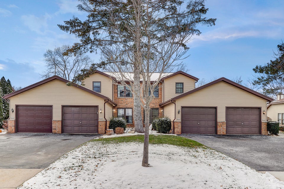 8165 S Legend Dr, Franklin, WI 53132 MLS 1858948 properties SE