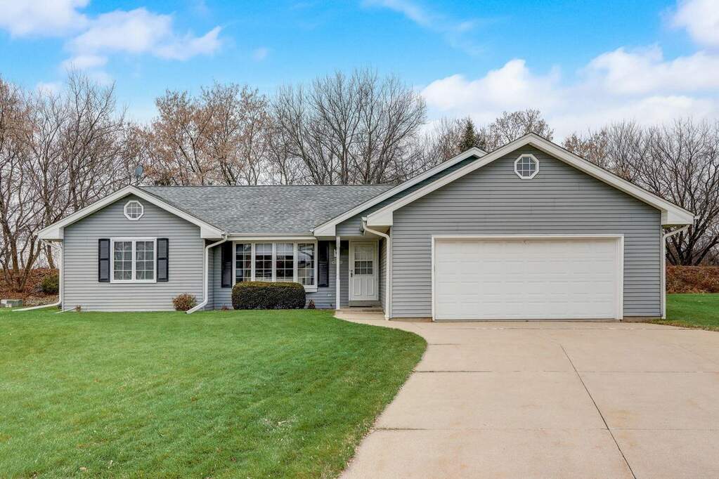 N24W22773 Emberwood Ct, Waukesha, WI 53186 MLS 1859975 properties