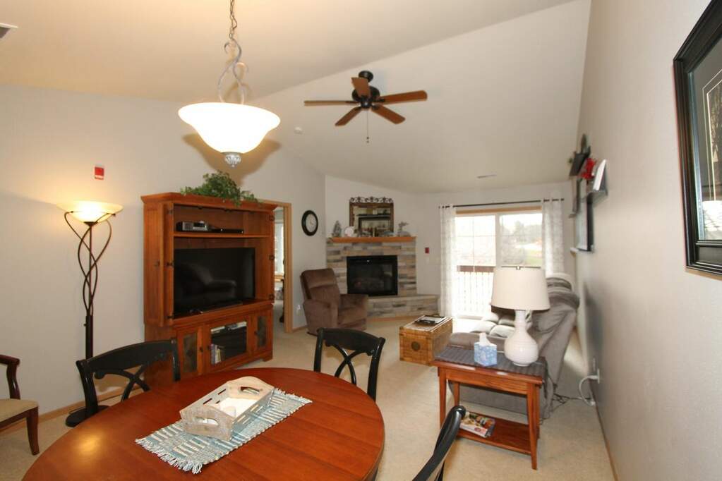 921 Prestwick 7, Waterford, WI 53185 MLS 1860183 properties SE